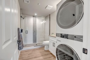 Shower, hair dryer, towels - Sedona Trailhead Suites C- 1st Floor Remodeled Condo + Direct Trail Access! (Sedona)