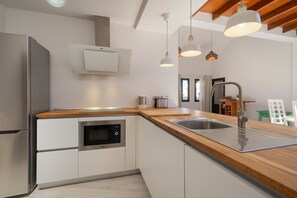 Fridge, microwave, oven, stovetop - Lanzahost "Casa Sunny Seafront" (Costa Teguise)