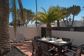 Outdoor dining - Lanzahost "Casa Sunny Seafront" (Costa Teguise)