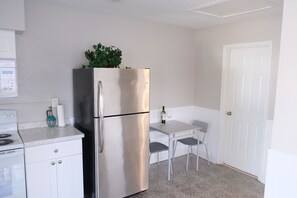 Private kitchen - Your Seaside Oasis, 1x1 Condo at Madeira Beach (Madeira Beach)