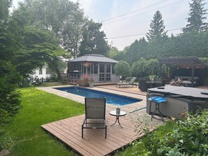 Utomhuspool och uppvärmd pool