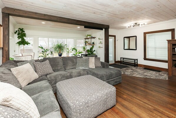 Living area - high street home stay (Des Moines)