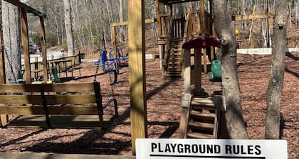 Boo Boo's Cabin - Charming Lake Front Cabin located 5 miles to Helen, GA!