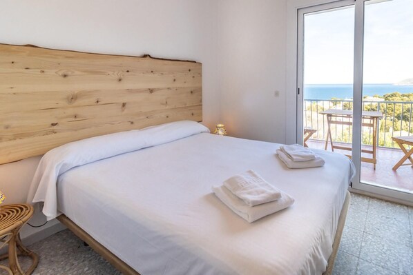 4 bedrooms, iron/ironing board, Internet, bed sheets - Fener de Dalt 86 - Beautiful house with sea views (Llança)