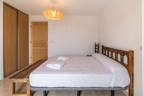 4 habitaciones, tabla de planchar con plancha y ropa de cama 