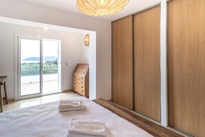 4 bedrooms, iron/ironing board, internet, bed sheets