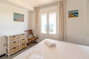 1 bedroom, bed sheets - Cap Ras 04.3 - Apartment with terrace and sea view (Llança)
