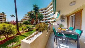 Outdoor dining - Apt. Duna in urb. Playa Grande. 6 pers., A/C, Wifi, community pool (DƩnia)