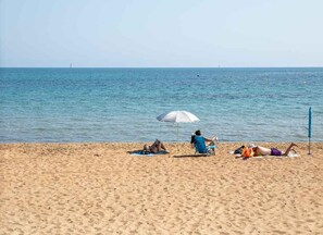Plage à proximité, chaises longues