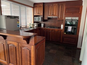 Jääkaappi, mikroaaltouuni, uuni, liesi