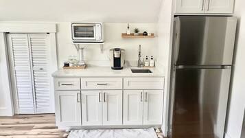 Kjøleskap og kjøkkenutstyr