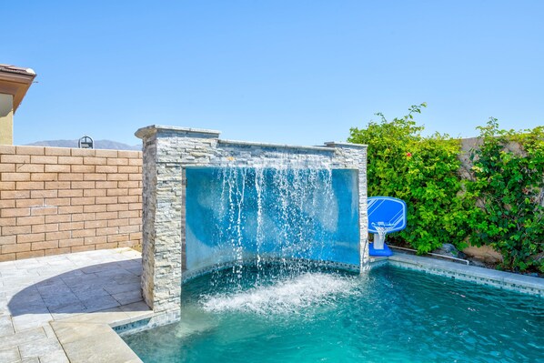 Una piscina al aire libre, una piscina climatizada