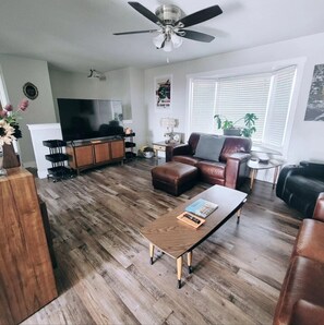 Smart TV, libri, impianto stereo, stampante