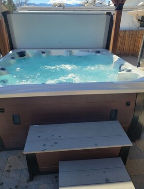 Outdoor spa tub - Pikes Peak Panorama View (Colorado Springs)
