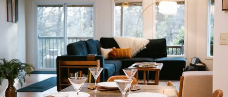 Smart TV, chimenea, libros y biblioteca musical