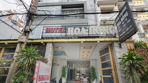 The exterior of HOTEL HOA HONG with a sign indicating 24/24 massage service. - Hoa Hong Hotel (Ho Chi Minh City)