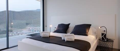 5 bedrooms, desk, iron/ironing board, travel cot