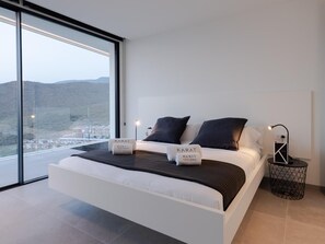 5 Schlafzimmer, Schreibtisch, Bügeleisen/Bügelbrett, Reisekinderbett