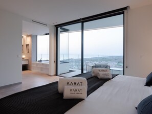 5 soverom, skrivebord, strykejern/-brett og reiseseng for barn