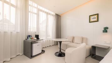 Rómantískt herbergi með tvíbreiðu rúmi - verönd - borgarsýn | 1 svefnherbergi, myrkratjöld/-gardínur, hljóðeinangrun