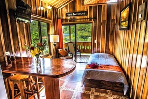 1 bedroom, WiFi, bed sheets - Leaf hut green (Monte Verde)