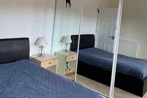 2 chambres, fer et planche à repasser, Wi-Fi, draps fournis