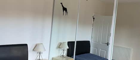 2 Schlafzimmer, BĂŒgeleisen/BĂŒgelbrett, WLAN, BettwĂ€sche