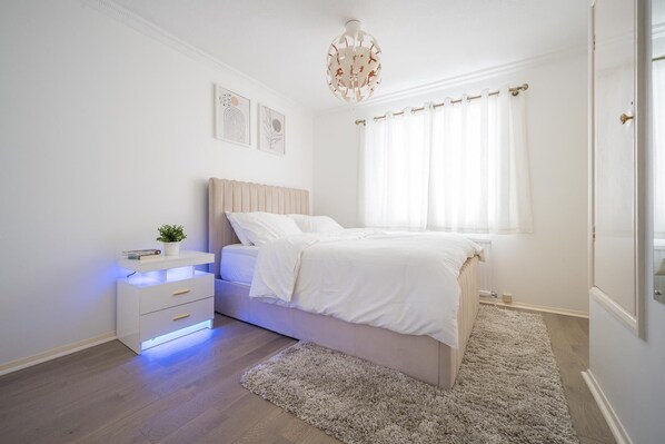 2 bedrooms, iron/ironing board, WiFi, bed sheets