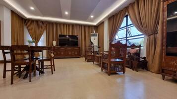 Premium bedding, desk, soundproofing, free WiFi
