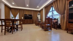 Suite presidencial, 1 cama Queen size | Ropa de cama de alta calidad, escritorio, insonorización y wifi gratis 