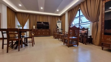 Premium bedding, desk, soundproofing, free WiFi