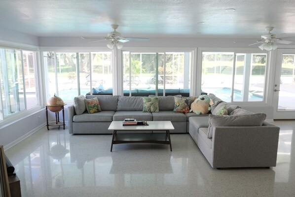 Smart TV, books, stereo, computer monitors - Spacious 3x2 House at Indian Rocks Beach (Seminole)