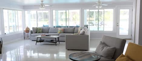 Smart-TV, Bücher, Stereoanlage, Computerbildschirme