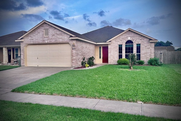 Lovely front view of SILVERADO COTTAGE awaiting your arrival.