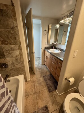 Asciugacapelli, asciugamani, sapone, shampoo