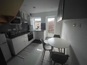 Fridge, microwave, oven, stovetop - 1BedHouse- London-Sleeps 4- Close to attractions (London)