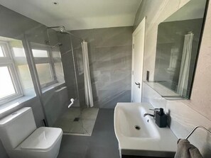 Dusche, Haartrockner, Handtücher