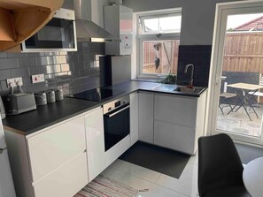Fridge, microwave, oven, stovetop - 1BedHouse- London-Sleeps 4- Close to attractions (London)