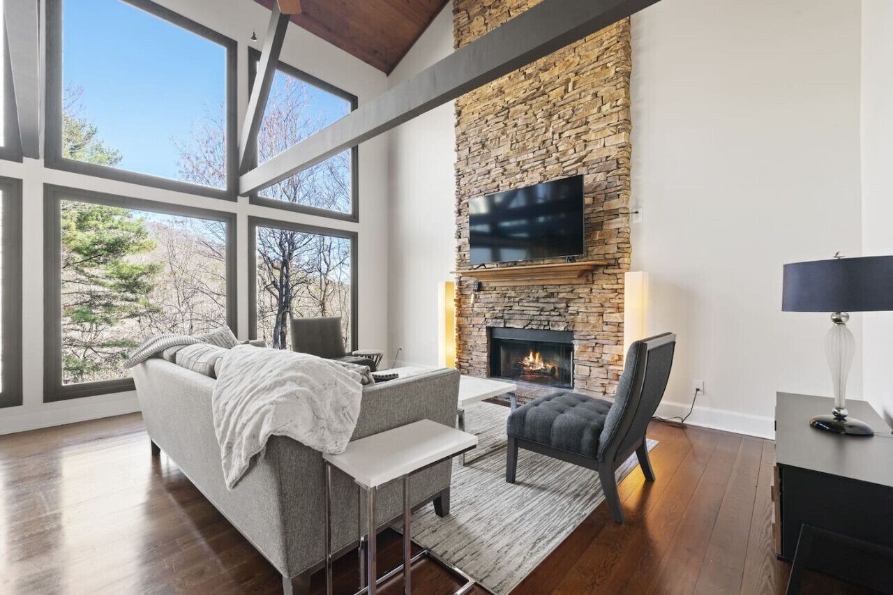 **New Listing** Mountain Retreat by the stream in Big Canoe