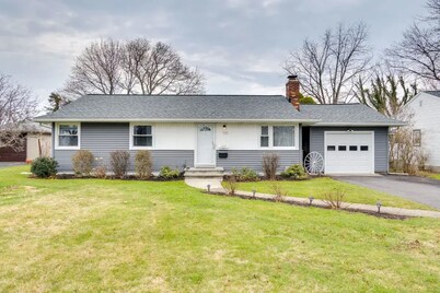 Family & Pet-Friendly w/ yard & game room/desk. Walk a block to Lake Ontario.