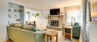 Family & Pet-Friendly w/ yard & game room/desk. Walk a block to Lake Ontario.