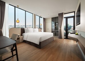 Panoramic Room, 2 Bedrooms, City View | Bar mini, peti besi dalam bilik, meja, ruang kerja komputer riba 