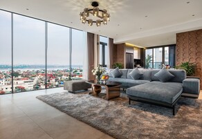 Chambre panoramique, 2 chambres, vue sur la ville | Aire de séjour | Téléviseur à écran plat de 40 po avec télévision par satellite, Netflix