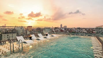 Utomhuspool, öppet 08.00 till 22.00, parasoller och solstolar