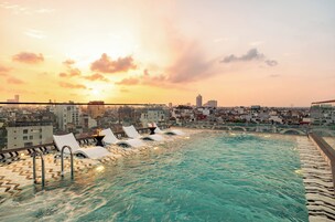 Piscine extérieure, accès possible de 8 h à 22 h, parasols