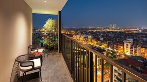 A balcony with a city view at dusk. - CLASSYC Hotel (Hanoi)