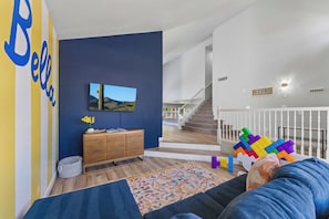Smart TV, fireplace, DVD player - Resort-Style 5BR | Heated Pool + Putting Green, Oasi in AZ (Glendale)