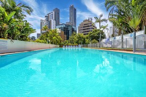 Outdoor pool - Condor Surfers - Coastal Letting Co (Surfers Paradise)