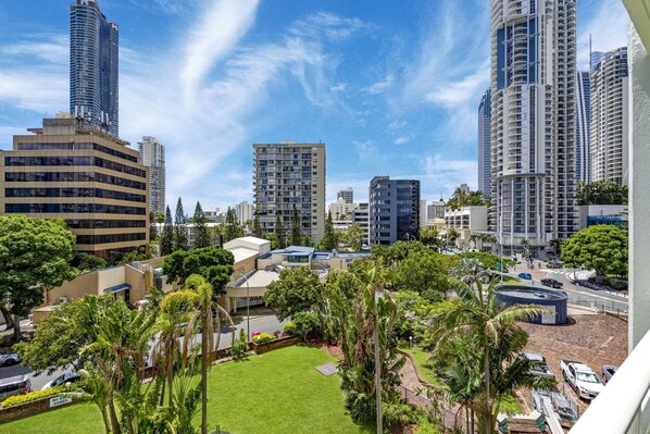 Garden view - Condor Surfers - Coastal Letting Co (Surfers Paradise)