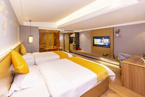 Espacio para trabajar con laptop y cortinas blackout 
